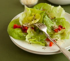 Salade avec vinaigrette chaude ail et herbes