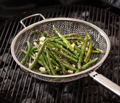 Salade d’asperges et d’haricots verts au barbecue