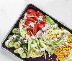 Salade césar cobb sur une plaque