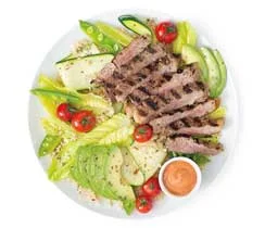 Salade-repas au steak de Montréal