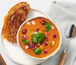 Soup aux tomates crémeuse à la Mexicaine