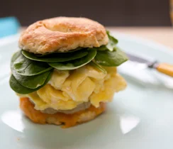 Sandwich-déjeuner sur pain biscuit à la saucisse et aux œufs