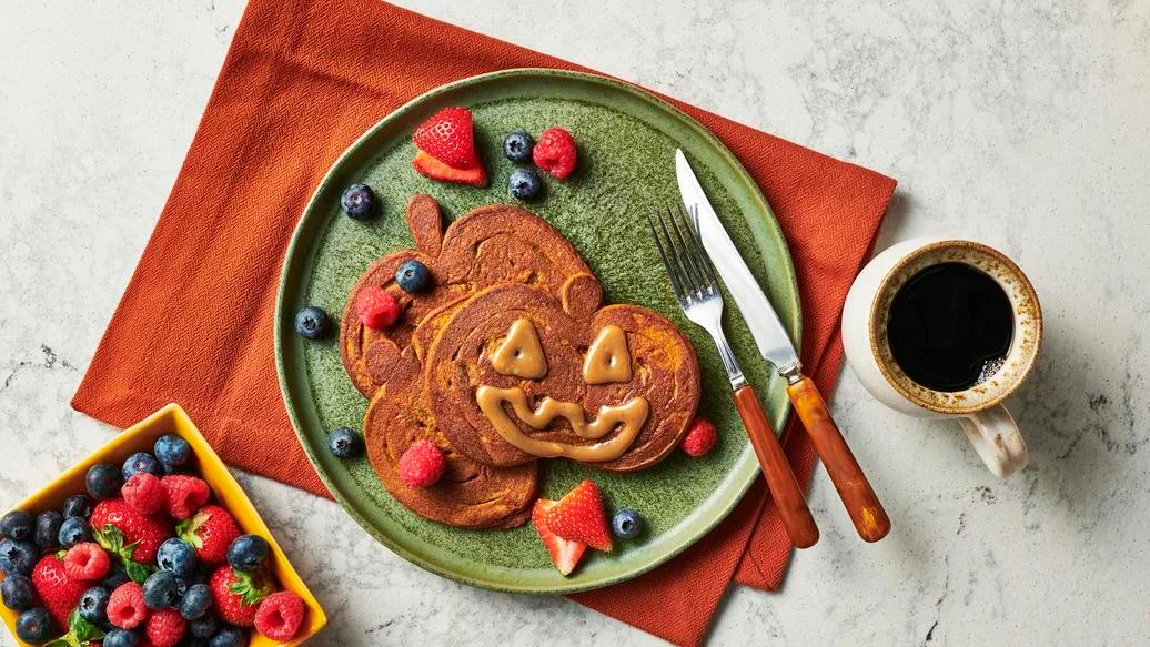 Jack-O'-Lantern Pumpkin Spice Pancakes