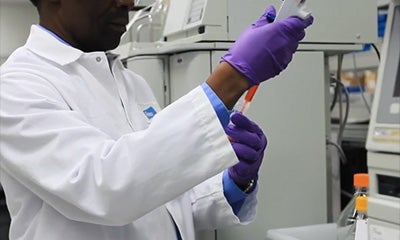 Мужчина в лаборатории держит в руках лабораторное оборудование