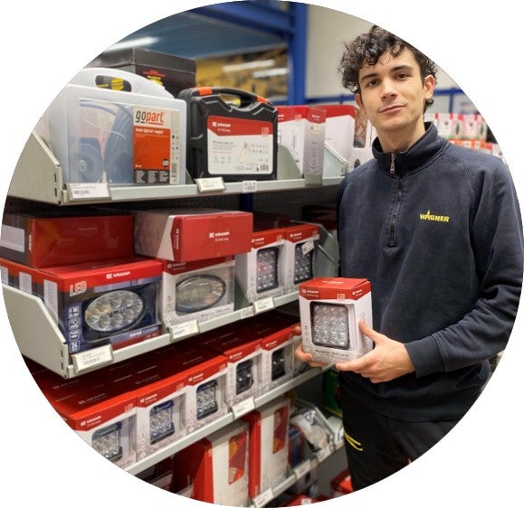 Leonardo, Magazziniere - Responsabile vendita a banco