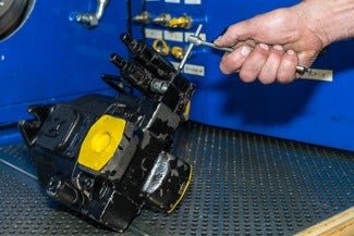 Hydraulik-Pumpen und Komponenten in der Testanlage prüfen