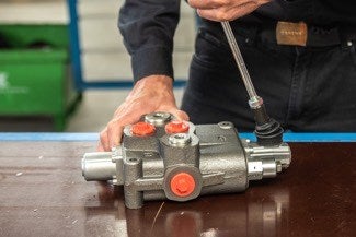 Combining hydraulic valve blocks