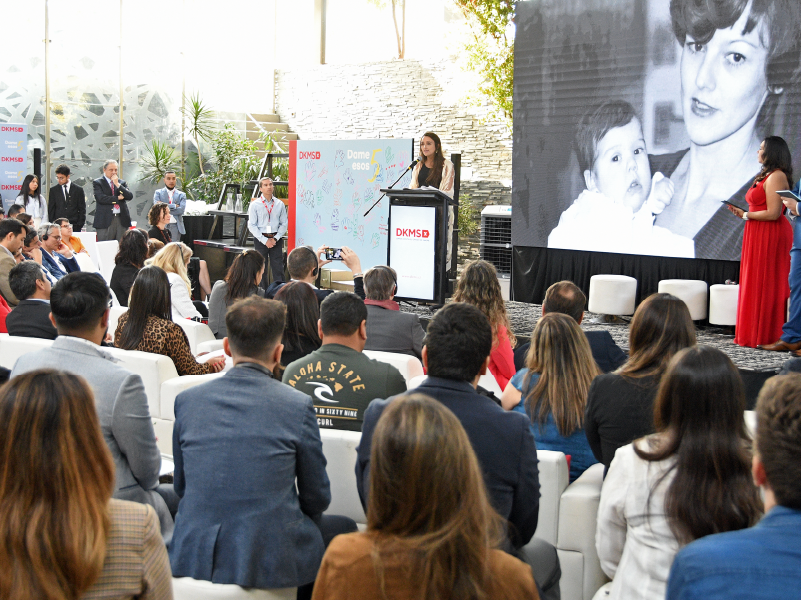 Ignacia Pattillo, Directora Ejecutiva DKMS Chile, en el escenario del 5 Aniversario Ignacia Pattillo, Directora Ejecutiva DKMS Chile, en el escenario del 5 Aniversario