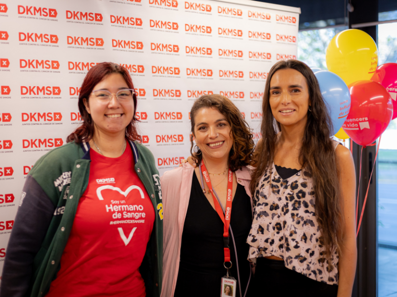 Camila, donante y voluntaria DKMS, junto a Pamela Pinilla, Coordinadora de Campañas de la Fundación, e Ignacia Pattillo, una de las directoras ejecutivas.