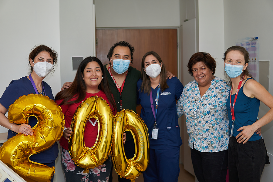 Catalina Maldonado, donante 200 junto al equipo DKMS y enfermeras UC Christus