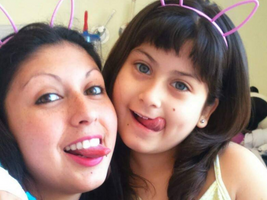 Paciente DKMS Sofía Galindo y su mamá Valentina Poza en noviembre de 2015