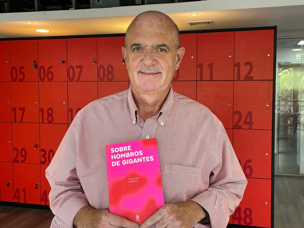 Libro "Sobre hombros de gigantes" del oncólogo Francisco Barriga Libro "Sobre hombros de gigantes" del oncólogo Francisco Barriga