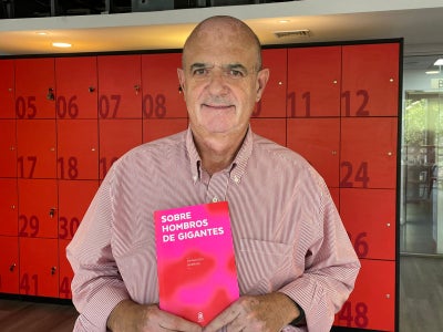 Libro "Sobre hombros de gigantes" del oncólogo Francisco Barriga 
