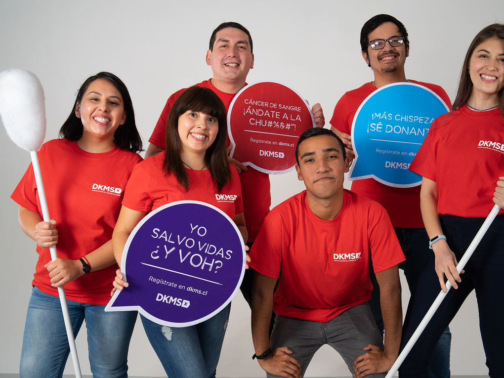 Grupo de personas con polera DKMS Grupo de personas con polera DKMS