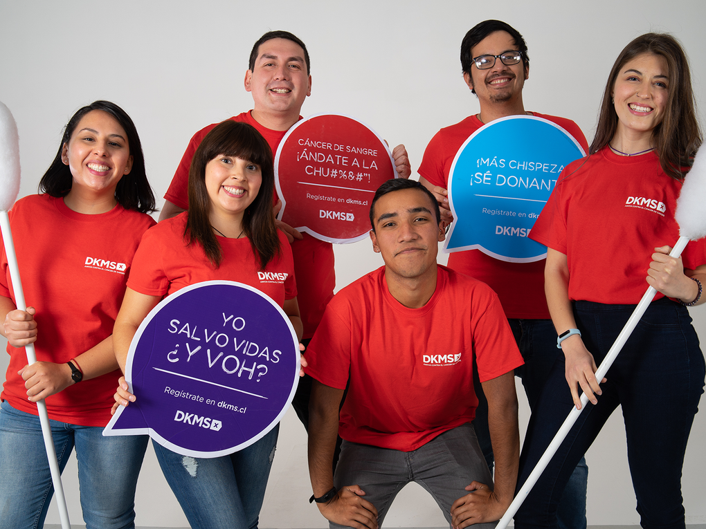 Grupo de personas con polera DKMS Grupo de personas con polera DKMS
