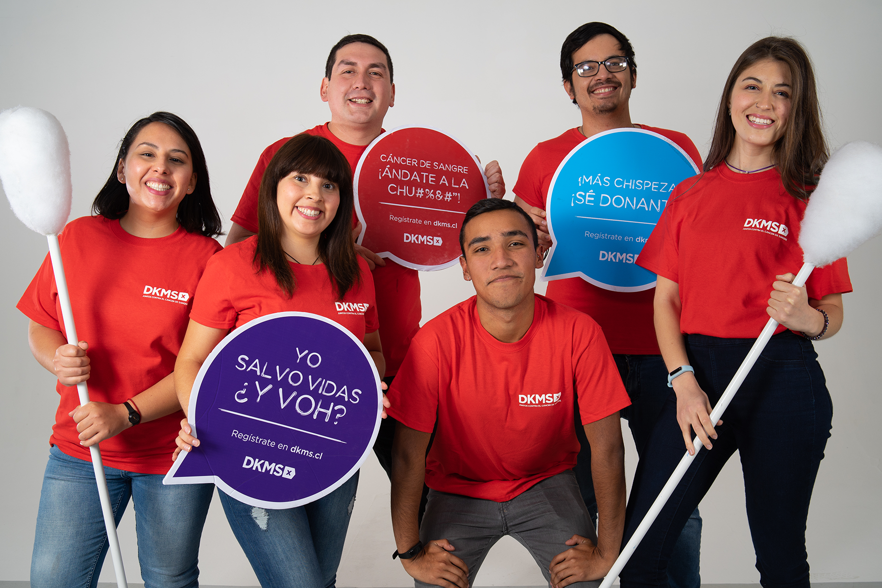 Grupo de personas con polera DKMS Grupo de personas con polera DKMS