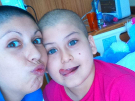 Paciente DKMS Sofía Galindo y su mamá Valentina Poza en abril de 2016