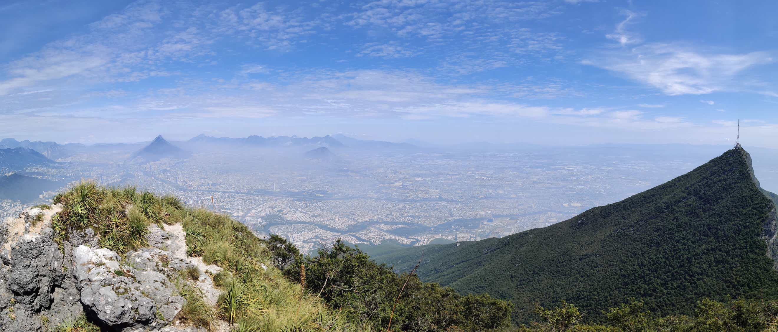 Blick auf die Stadt Monterrey vom Gipfel des Hausbergs Cerro de la Silla.