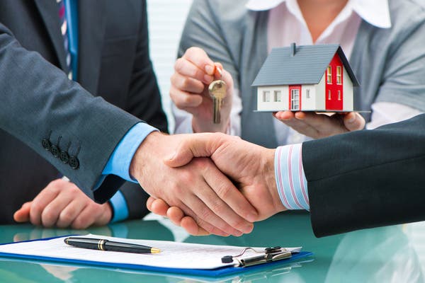 Lawyer or Conveyancer? Who should handle your conveyancing?