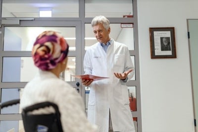 The DKMS Clinical Trials Unit was founded in 2013 by the stem cell donor center DKMS. Its goal is to advance medical and scientific progress in the field of blood cancer therapy in order to continuously improve the survival and chances of recovery of blood cancer patients. From left to right: Prof. Dr. Johannes Schetelig, Head of the DKMS Clinical Trials Unit (CTU) and Head of the Stem Cell Transplantation Unit at the University Hospital Carl Gustav Carus Dresden; Sarah Trost, Team Leader Clinical Trials of the CTU.© Tobias Ebert for DKMS