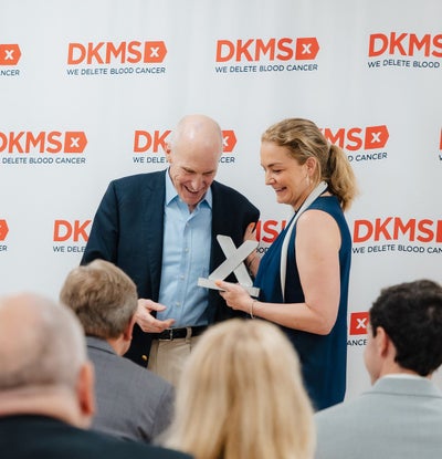 Carl June receives the Mechtild Harf Science Award from DKMS Chairwoman, Katharina Harf. 