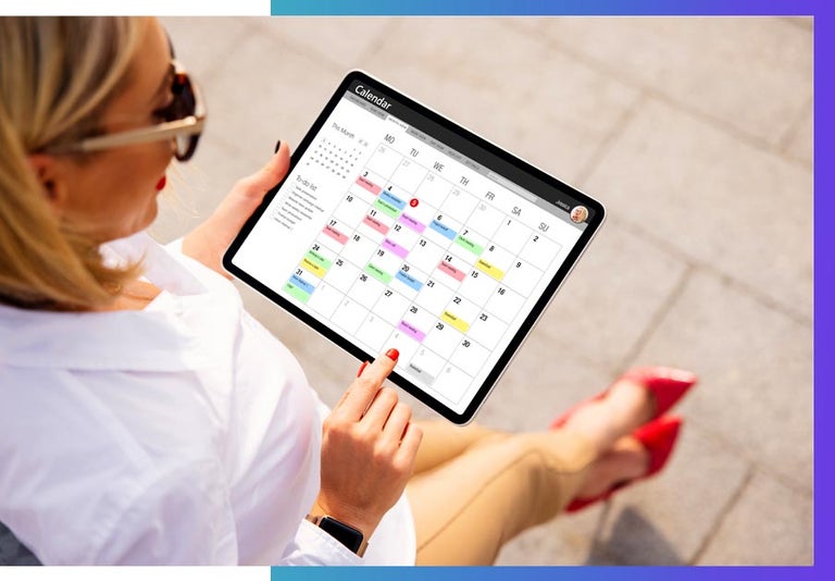 A woman setting her flexible schedule because of asynchronous work.