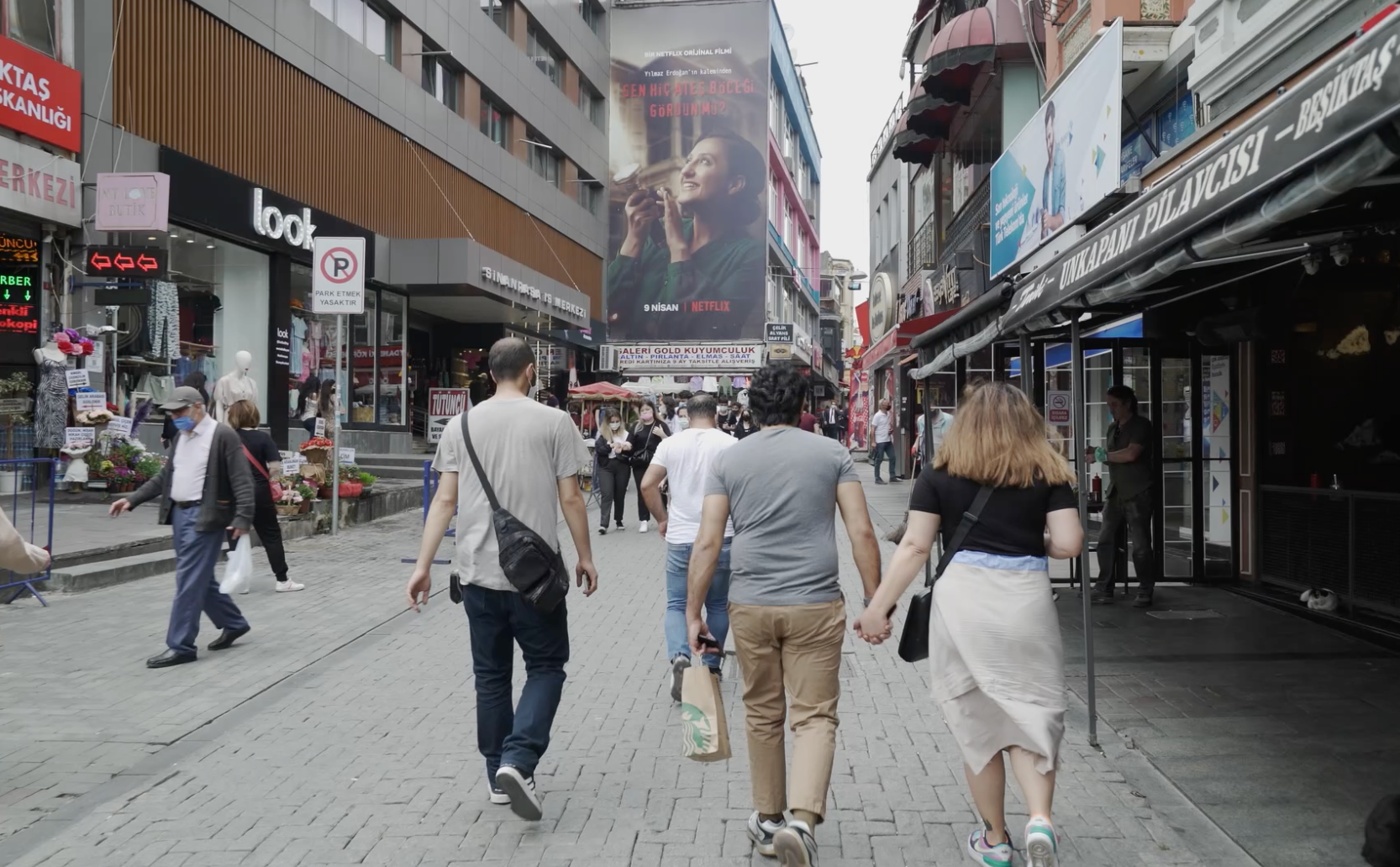 İrem Özkan walking in Istanbul with her husband
