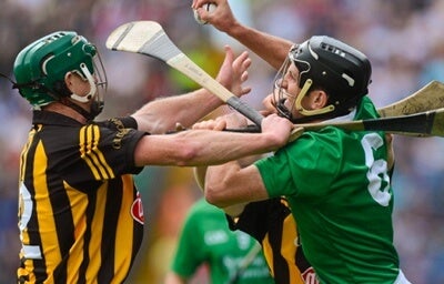 2 hurlers trying to catch the sliotar. Kilkenny vs Limerick Hurling