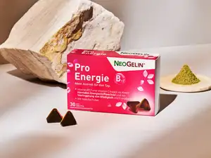 Packung von NeoGelin Pro Energie mit Matcha-Pulver im Hintergrund.