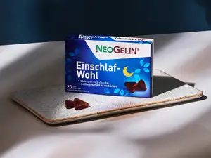 Packung von NeoGelin Einschlaf-Wohl mit Soft-Tablette im Vordergrund.