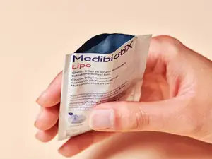 Eine Hand hält das Medibiotix Lipo Duocam Sachet.