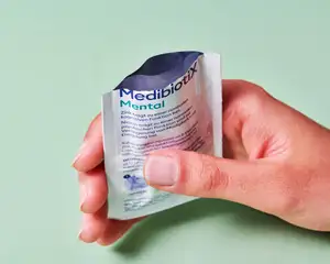 Eine Hand hält das Medibiotix Mental Duocam Sachet.