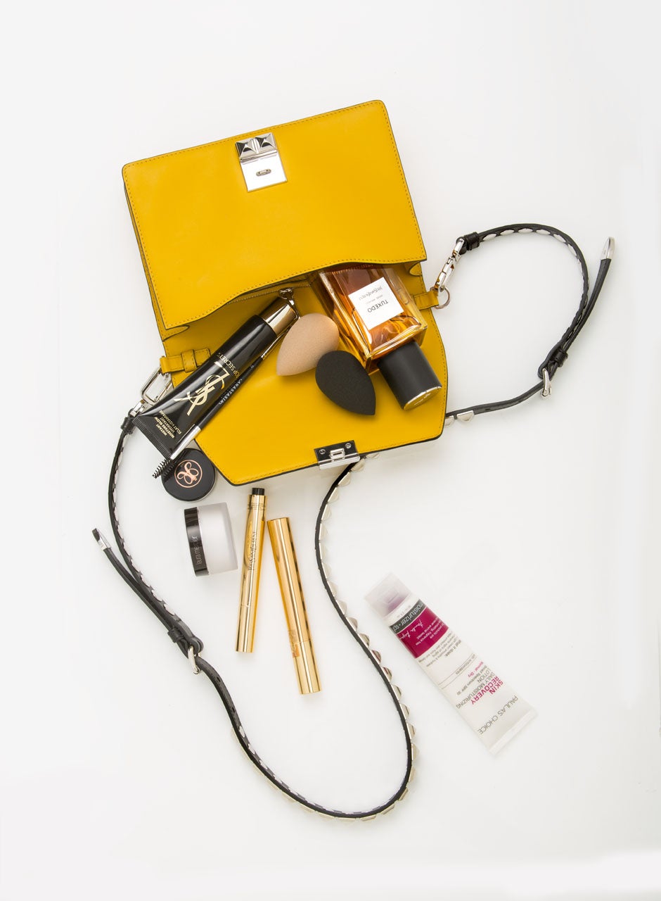 Product retail fotografie van gele leren tas met make-up