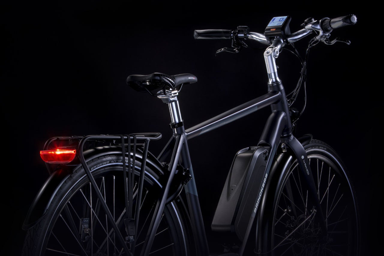 Speciale fotografie fiets achterkant met zwarte achtergrond door CMN fotostudio