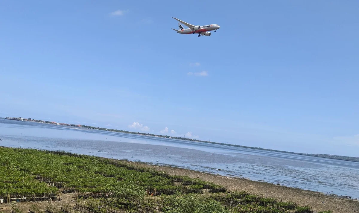 Jetstar flight from Melbourne flying over mangroves