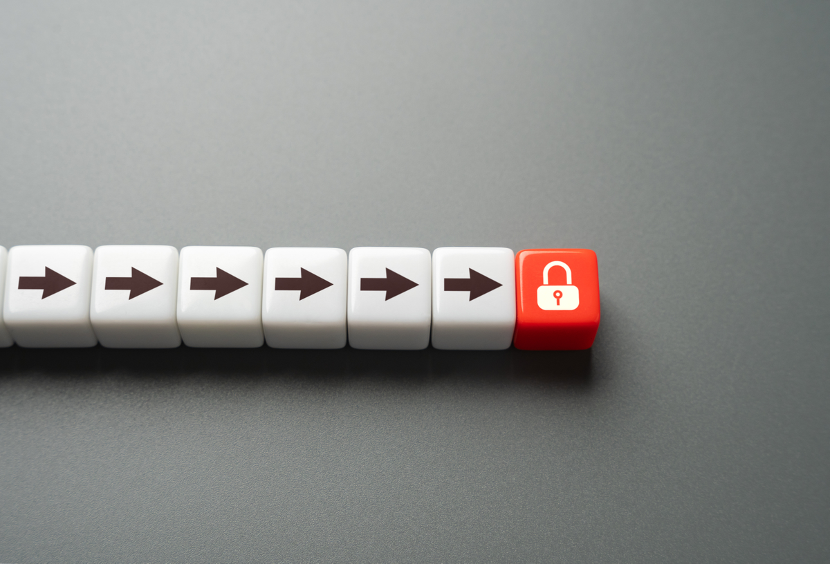 White dices with arrows in a row pointing in one direction and then red dice with lock at end blocking.