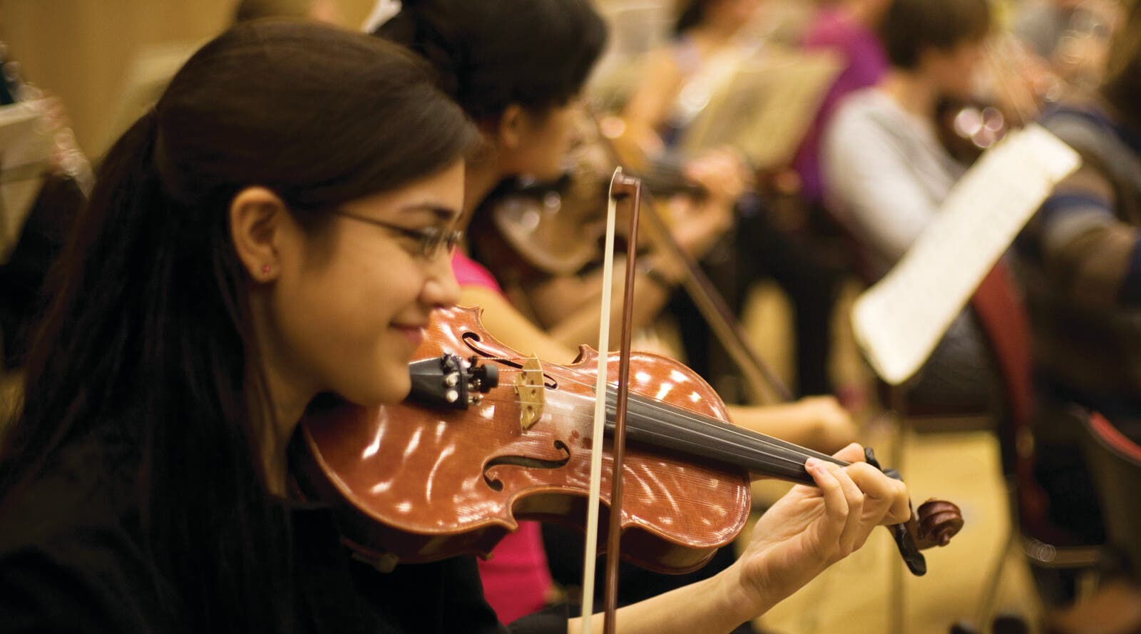 A student playing the violin.