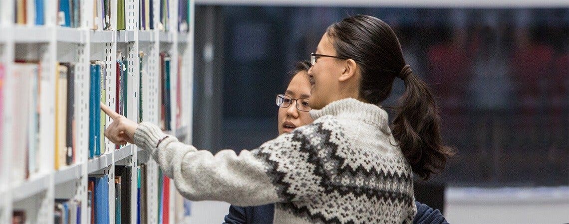 图书馆里的两名学生