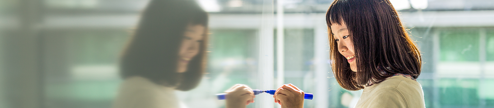 谢菲尔德大学学生在使用笔记本电脑学习