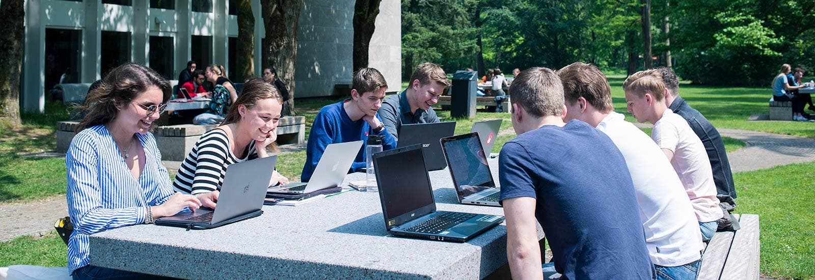 Students studying outside Tilburg University campus