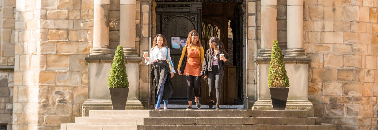 学生走下校园外的台阶