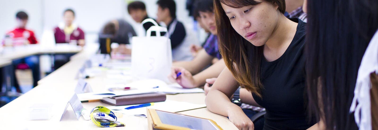 利物浦约翰摩尔大学学生在课堂上看平板电脑