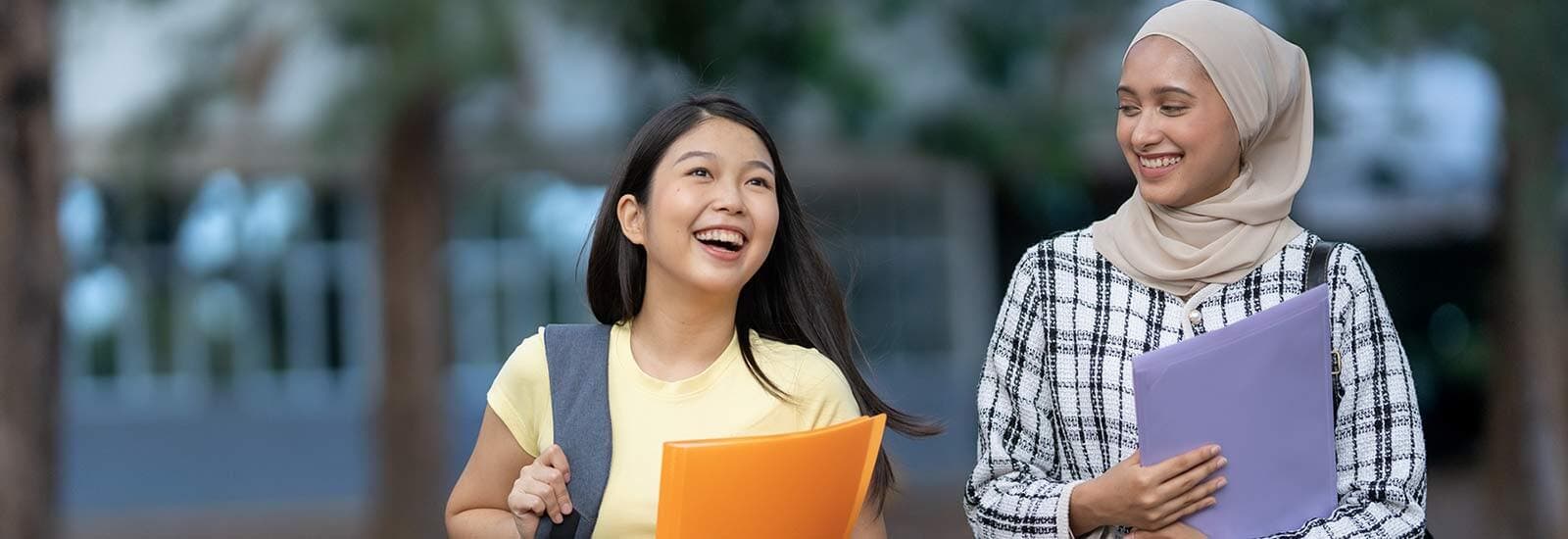 贝勒比斯学院的学生们边走边交谈