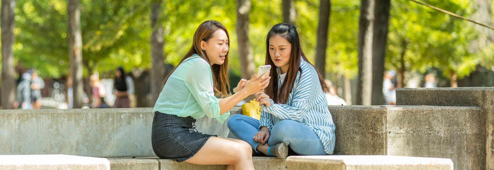 Two students sitting outside on Campus