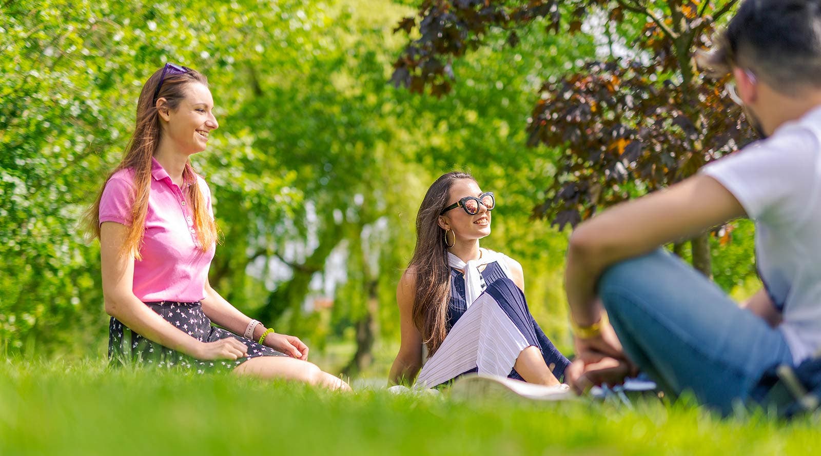 围坐在草地上的萨里大学学生