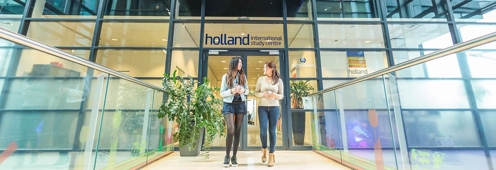 学生们走出荷兰国际学习中心