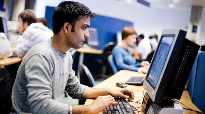 一名学生在利物浦约翰摩尔大学使用电脑。