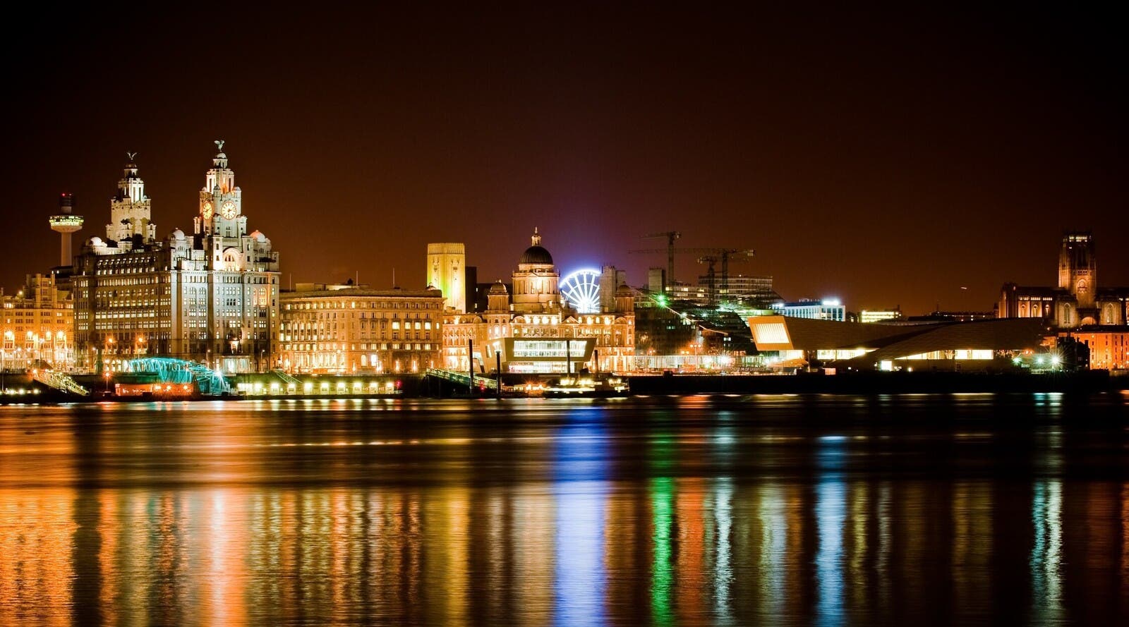 利物浦夜间的标志性天际线景观。