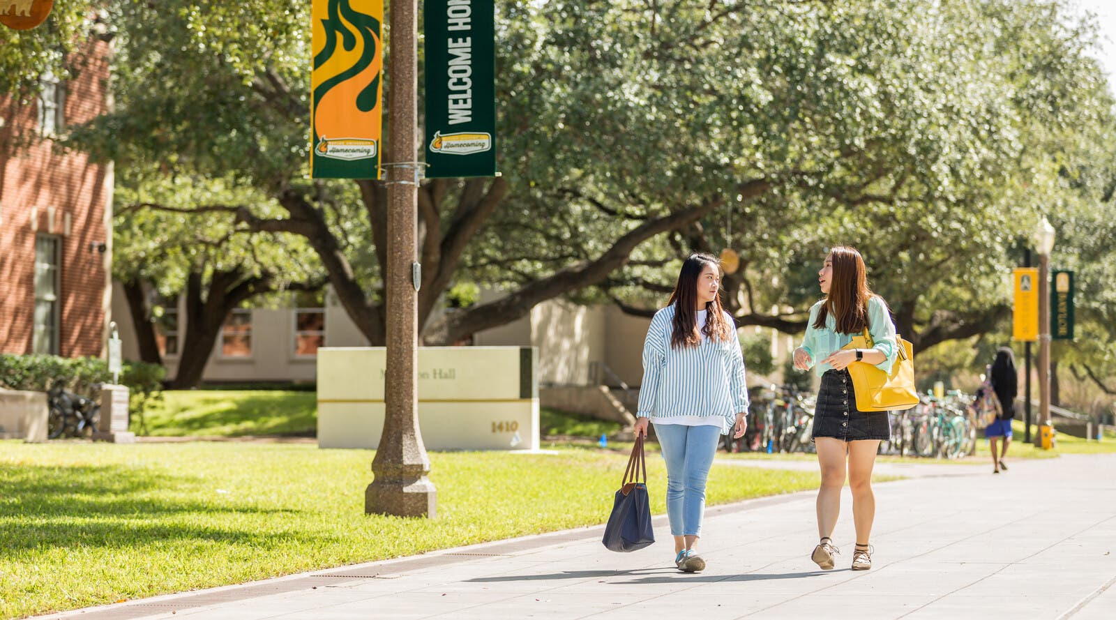 Students walking through Baylor campus