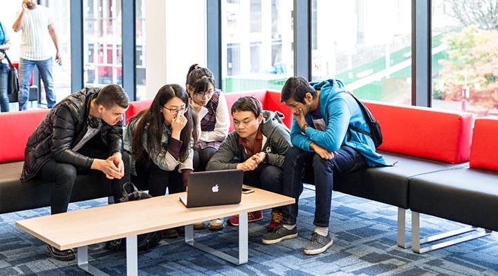 思克莱德大学的学生们使用笔记本电脑一起学习